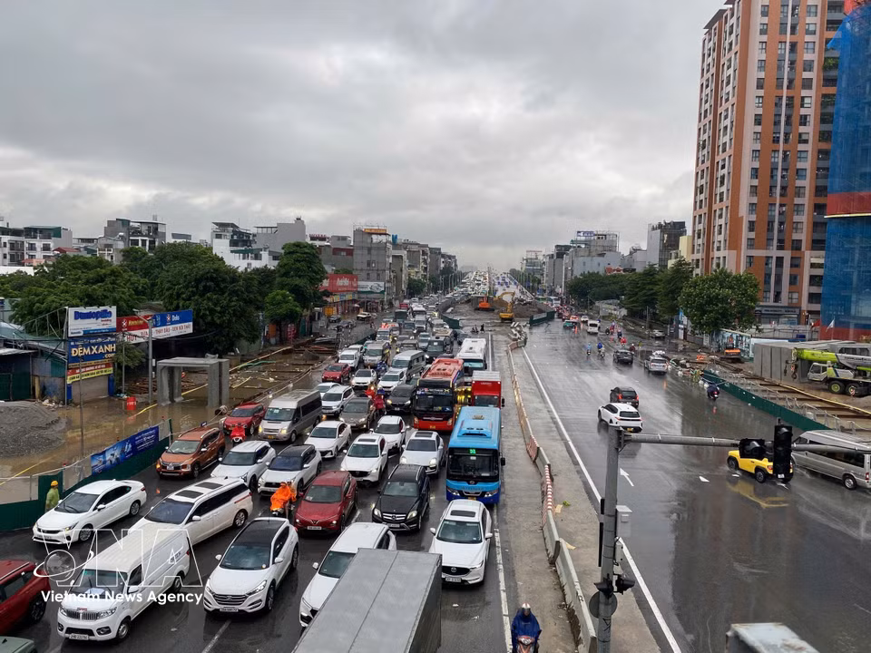 通往永绥桥的道路拥堵延绵。图自越通社