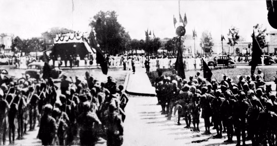 1945年9月2日上午，众多民众聚集在巴亭广场聆听胡志明主席宣读《独立宣言》。图自越通社