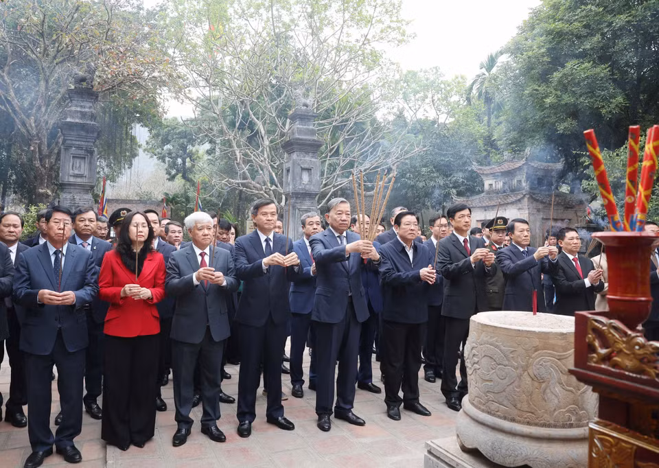 越共中央总书记苏林和中央代表团在黎大行祠上香。图自越通社
