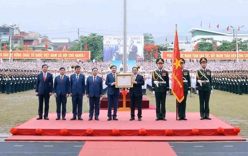 2024年5月7日，奠边府大捷70周年庆典上，越南政府总理范明政向奠边省党委、政府和各族人民授予一级独立勋章。图自越通社