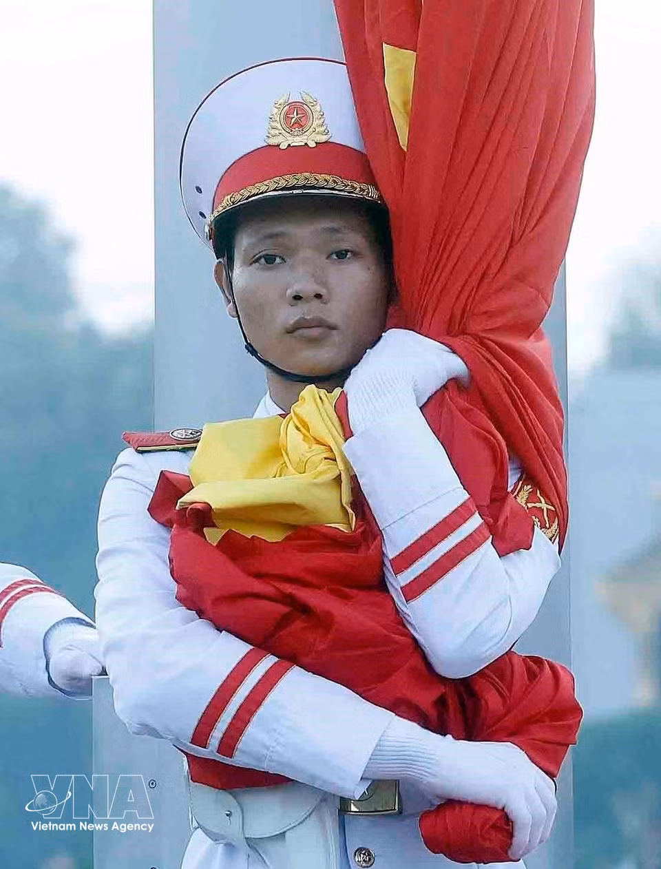 国歌在巴亭广场上空响起，护旗战士等待指令。图自越通社