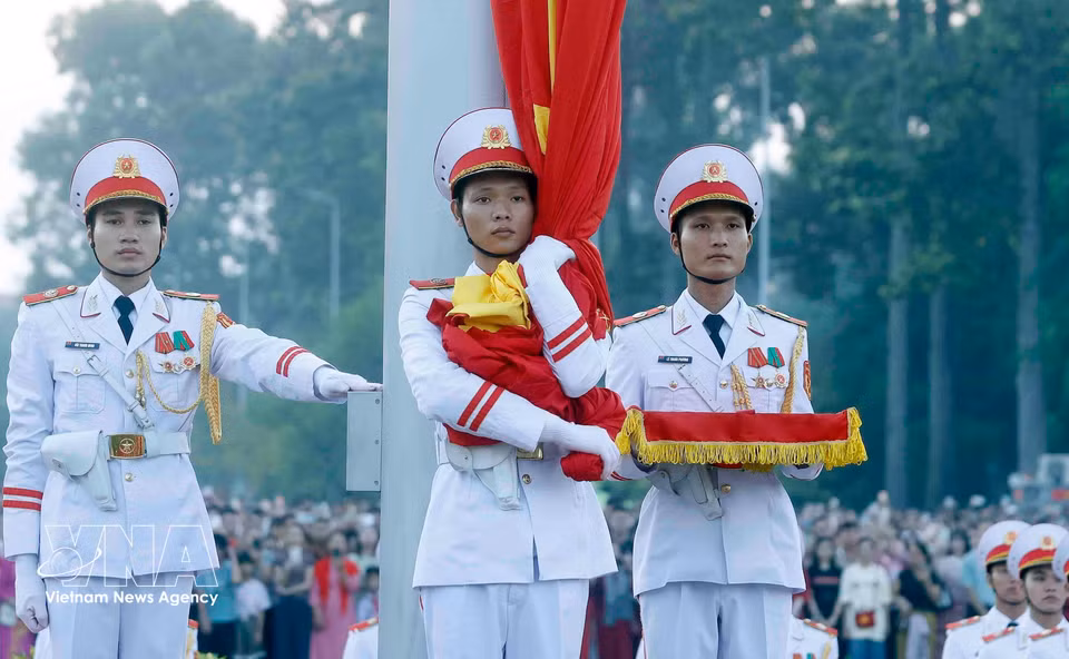 国歌在巴亭广场上空响起，护旗战士等待指令。图自越通社