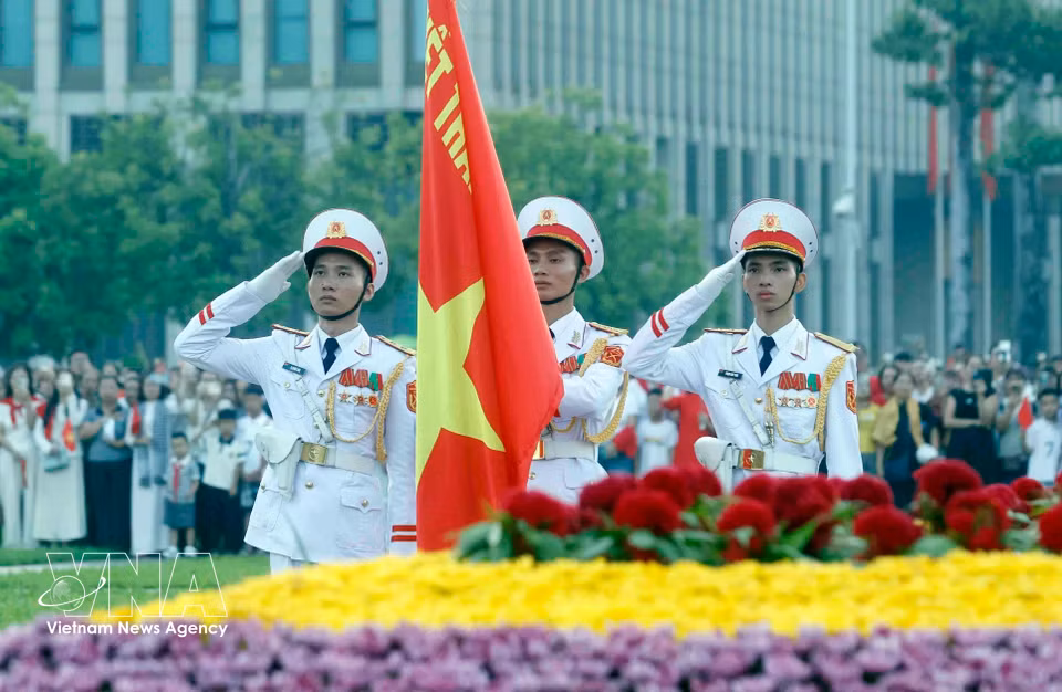 仪仗队于国庆日清晨在巴亭广场庄严举行升旗仪式。图自越通社