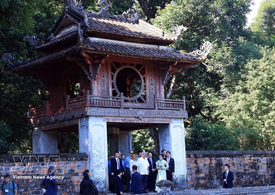巴拿马共和国总统何塞·劳尔·穆利诺及夫人10月6日上午参观文庙—国子监。图自越通社