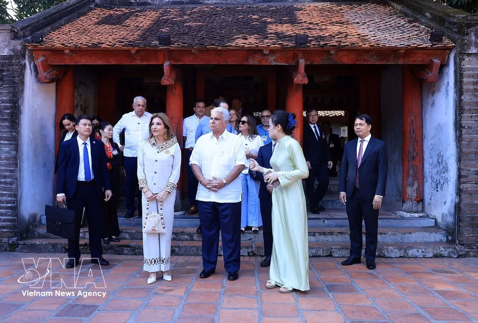 巴拿马共和国总统何塞·劳尔·穆利诺及夫人10月6日上午参观文庙—国子监。图自越通社