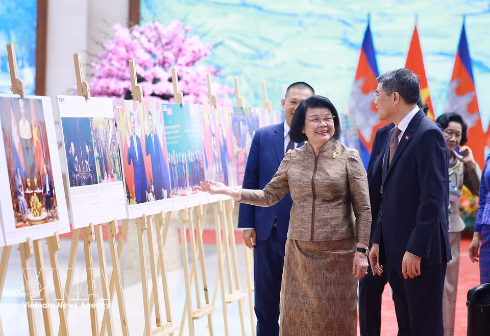 政府总理黎明兴与柬埔寨国会主席昆索达莉参观由越南通讯社举办的两国合作关系图片展。图自越通社