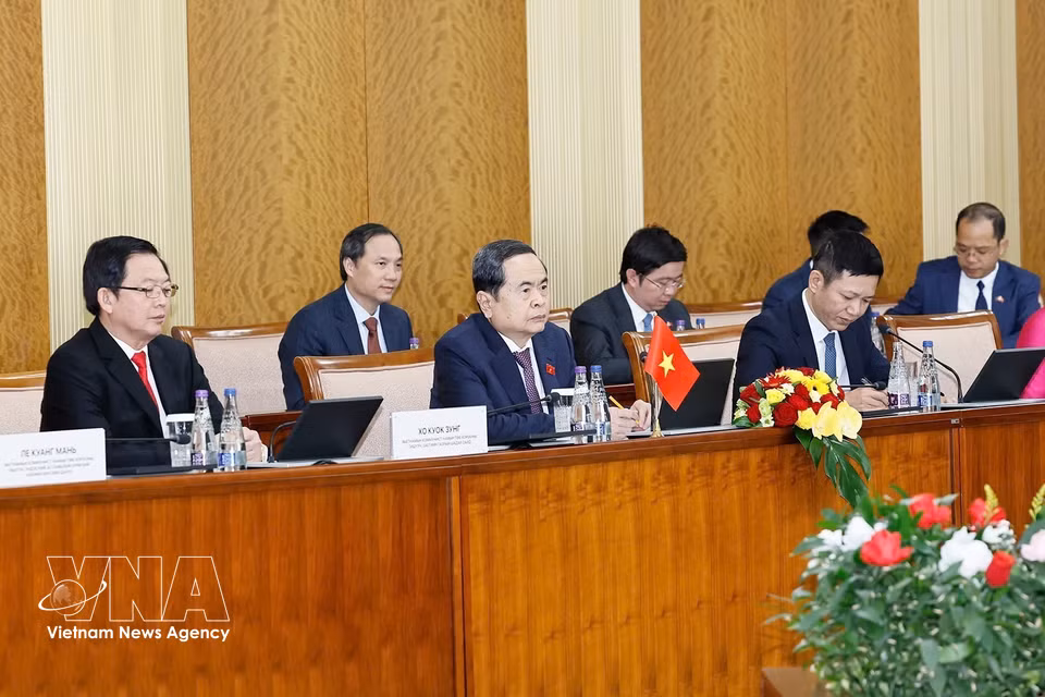 国会主席陈青敏及越南高级代表团成员出席与蒙古国家大呼拉尔主席桑达格·宾巴朝格特的会谈。图自越通社