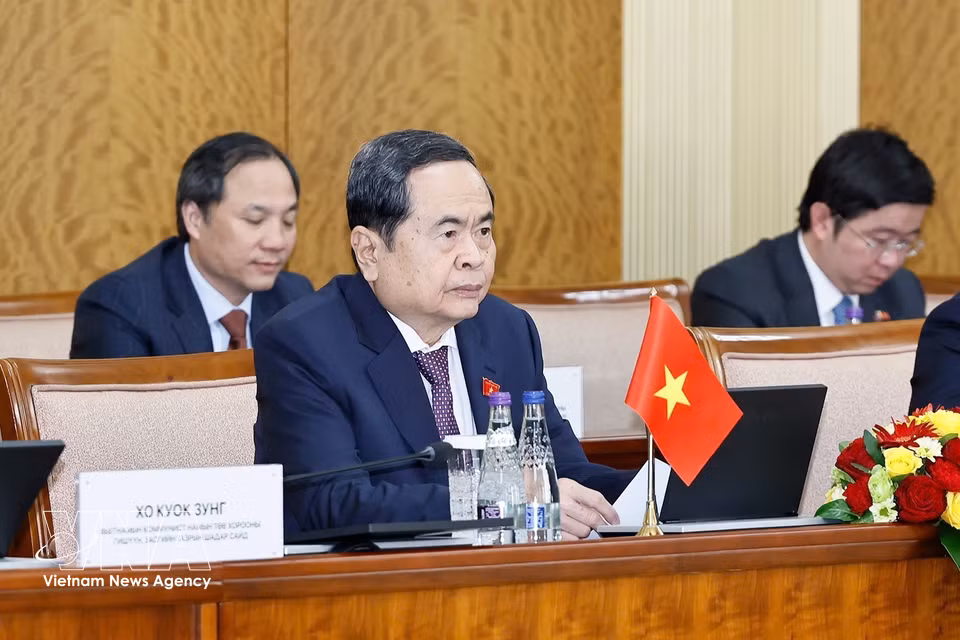 国会主席陈青敏在与蒙古国家大呼拉尔主席桑达格·宾巴朝格特的会谈上发言。图自越通社