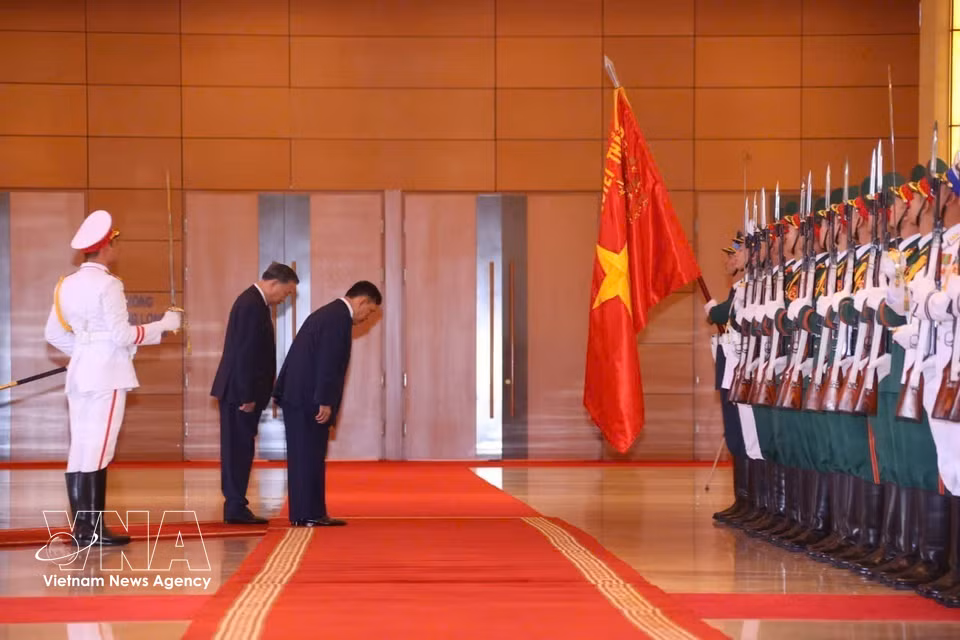越共中央总书记、国家主席苏林与泰国国王玛哈·哇集拉隆功检阅越南人民军仪仗队。图自越通社