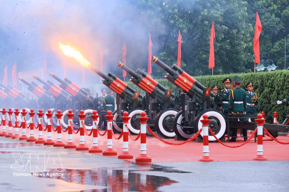 欢迎泰国国王玛哈·哇集拉隆功与王后对越南进行国事访问的21响礼炮仪式。图自越通社