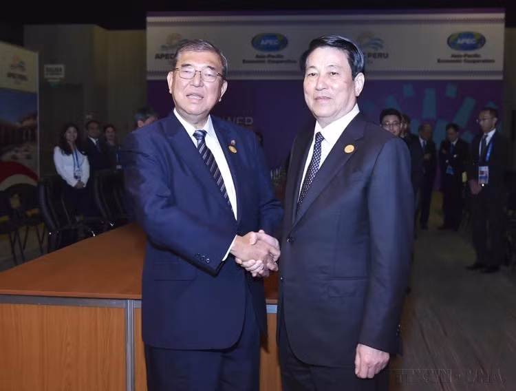 值此出席2024年亚太经合组织（APEC）峰会周之际，越南国家主席梁强2024年11月16日上午在利马（秘鲁）会见了日本首相石破茂。图自越通社