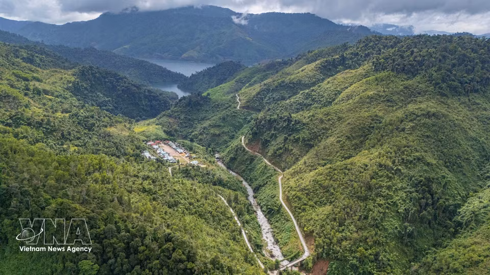 岘港西部绿植覆盖率高，但交通基础设施仍存在诸多障碍，影响农产品运输。图自越通社
