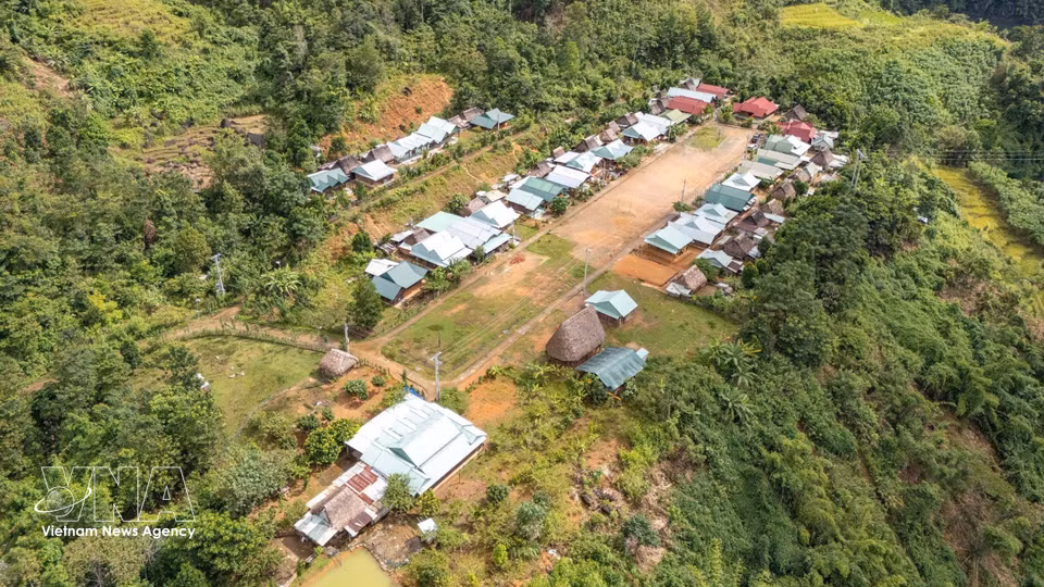 一个位于偏远地区、远离乡中心的居民区，在吸引投资、发展园林业经济和商品贸易方面面临诸多障碍。图自越通社
