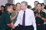 苏林总书记会见曾经参加胡志明战役的将领、人民武装力量英雄代表。图自越通社