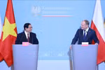 会谈后，两位总理共同会见了媒体。图自越通社