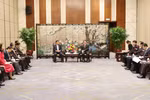 越南政府副总理阮志勇会见了广东省常务副省长张虎。图自越通社