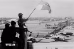 1975年4月30日，解放旗在新山一机场高高飘扬。图自越通社