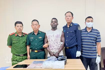 职能部门在胡志明市将Izuchukwu Calistus Odionye当场抓获。图自越通社