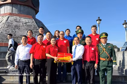 龙鼓边防哨所与当地党委和政府隆重举行升旗仪式。图自越通社
