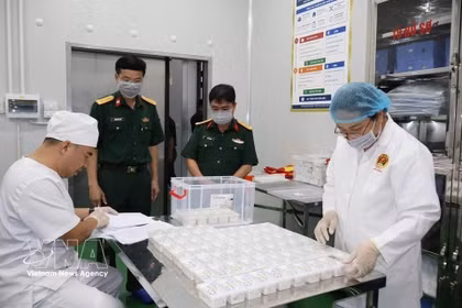 高平省职能部门向军队法医研究院移交烈士遗骸样本，用于DNA鉴定。图自越通社
