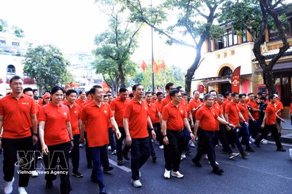 各位代表参加围绕还剑湖步行活动。图自越通社