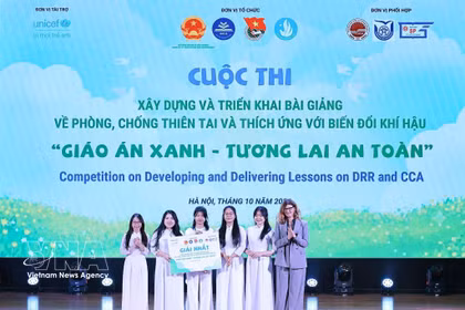 联合国儿童基金会（UNICEF）驻越南代表西尔维娅·达奈洛夫（Silvia Danailov）向一等奖获得者颁奖。图自越通社