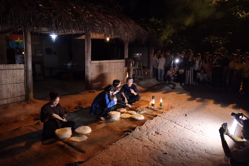 “战区月光”夜游在古芝地道上演，生动再现了解放区人民的生活场景。图自 越通社