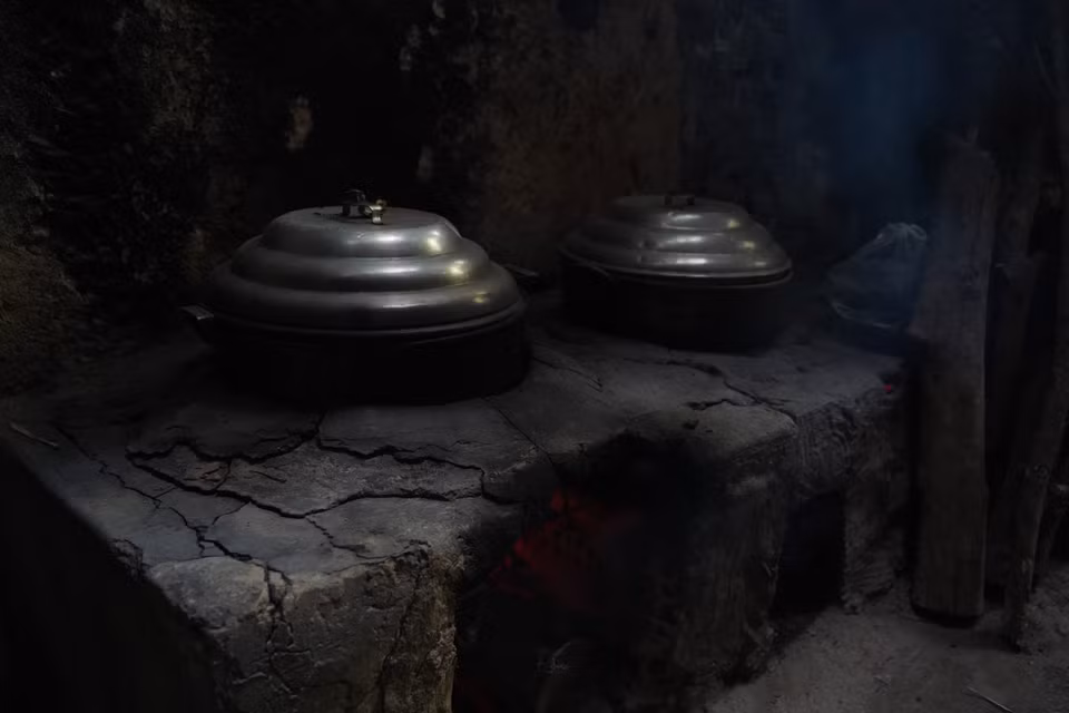 “黄琴”无烟行军灶在地道中被广泛使用。图自 越通社