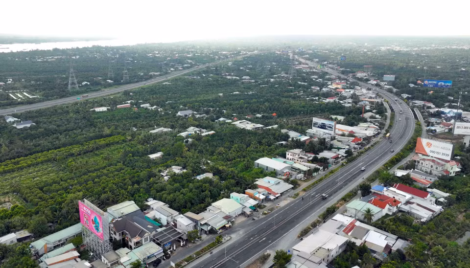 通往一号美顺桥和二号美顺桥的高速公路贯通前江省与永隆省，是连接两地的重要交通干线。图自 越通社