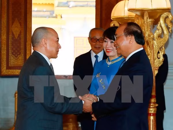 越南政府总理阮春福拜见柬埔寨国王西哈莫尼 ảnh 1