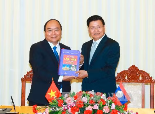 越南政府总理阮春福与老挝总理通伦举行会谈 ảnh 1 越南政府总理阮春福与老挝总理通伦举行会谈 ảnh 1