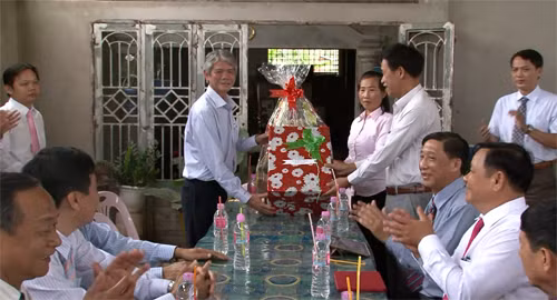 同塔省代表团访问柬埔寨 向越裔柬埔寨人致以节日祝福 ảnh 1