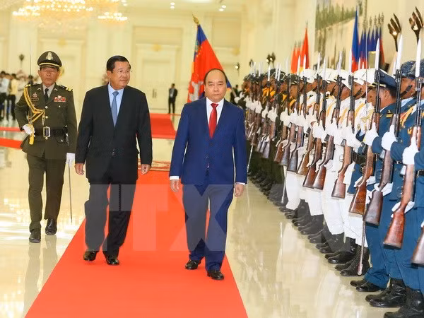 越南政府总理阮春福与柬埔寨首相洪森举行会谈 ảnh 1 越南政府总理阮春福与柬埔寨首相洪森举行会谈 ảnh 1