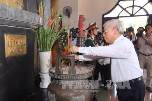 越共中央总书记阮富仲前往已故越共中央总书记黎笋纪念馆敬香 ảnh 1 越共中央总书记阮富仲前往已故越共中央总书记黎笋纪念馆敬香 ảnh 1