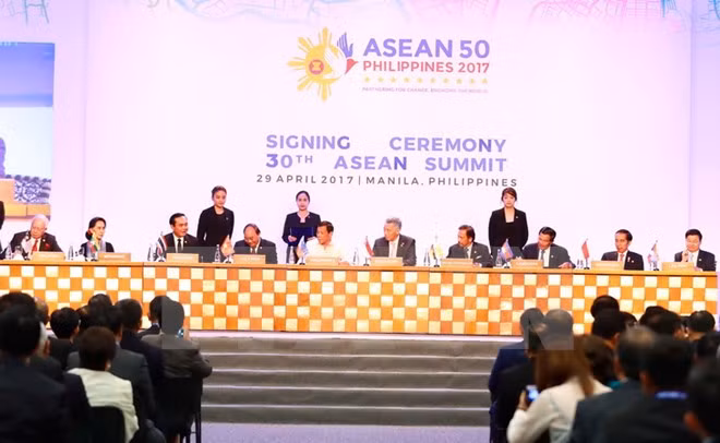 越南政府总理阮春福出席第30届东盟峰会闭门会议 ảnh 1 越南政府总理阮春福出席第30届东盟峰会闭门会议 ảnh 1