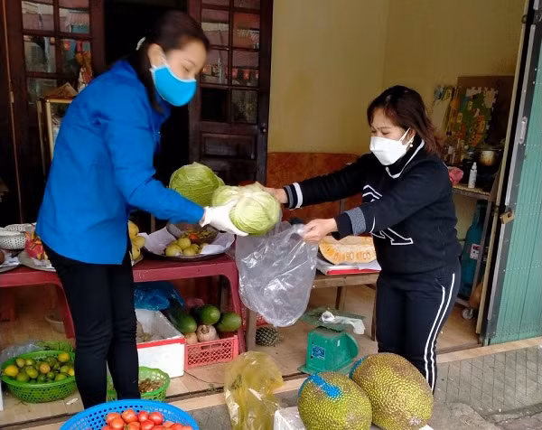 安沛市青年团员启动“蓝衣托运人”发扬相爱精神 ảnh 1 安沛市青年团员启动“蓝衣托运人”发扬相爱精神 ảnh 1