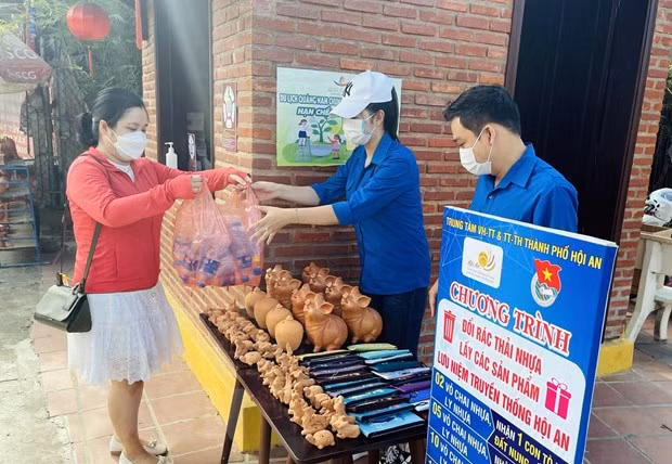广南省回收垃圾计划:塑料垃圾换纪念品 ảnh 1 广南省回收垃圾计划:塑料垃圾换纪念品 ảnh 1