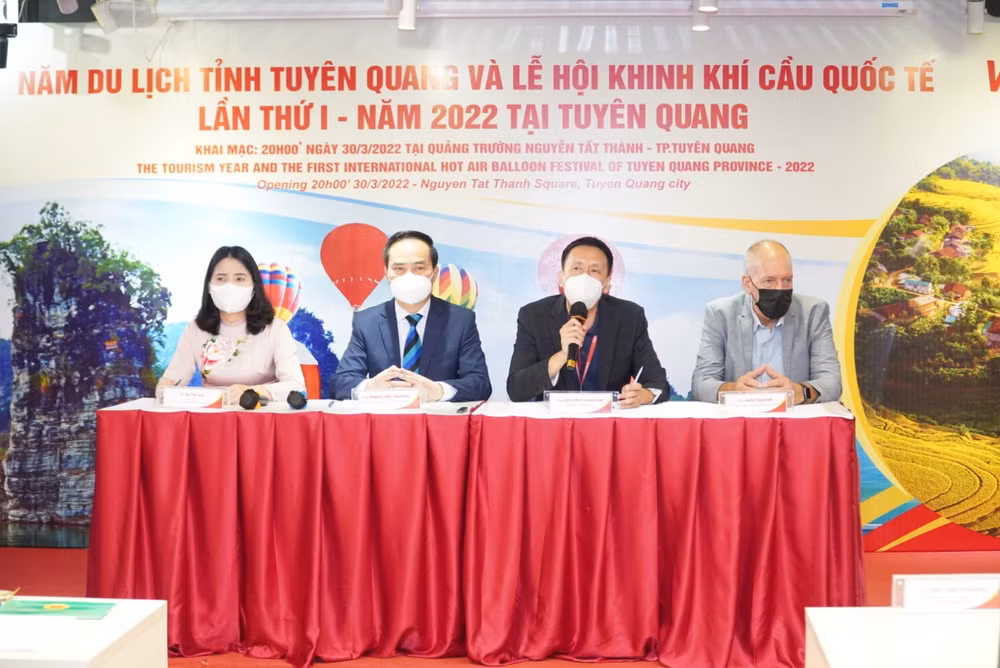 2022年宣光国际热气球节:越捷航空的热气球代表越南 ảnh 1 2022年宣光国际热气球节:越捷航空的热气球代表越南 ảnh 1