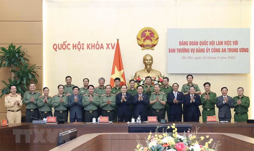 国会主席王廷惠主持国会党组与中央公安党委常务委员会会议 ảnh 2 国会主席王廷惠主持国会党组与中央公安党委常务委员会会议 ảnh 2