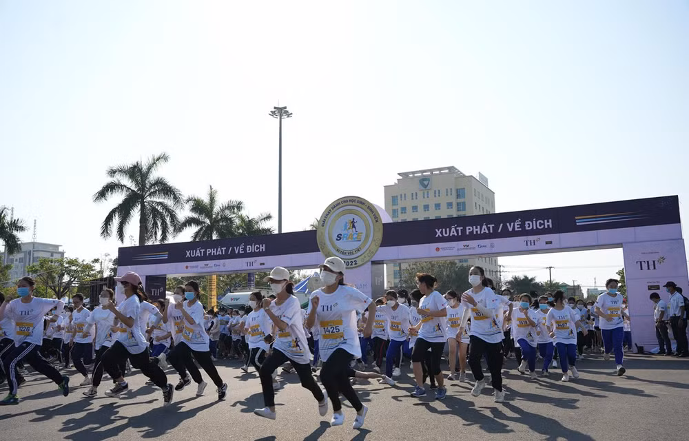 近4000名运动员参加S-Race 2022 跑步比赛 ảnh 1