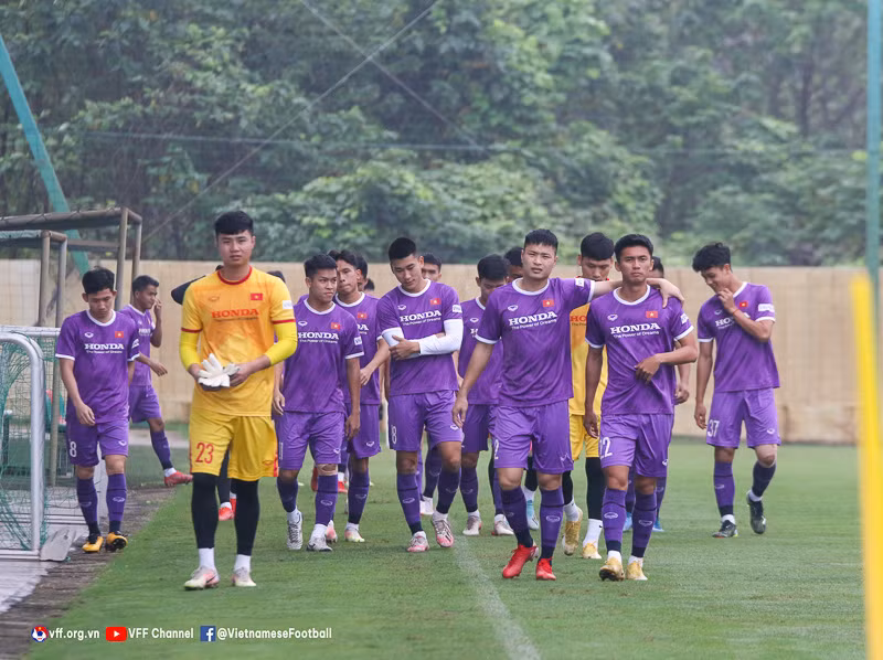 越南U23足球队启程前往阿联酋参加2022年“迪拜杯”国际U23足球锦标赛 ảnh 1