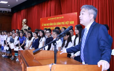 越老建交55周年：越南政府向旅老挝越侨儿女颁发奖学金 ảnh 1