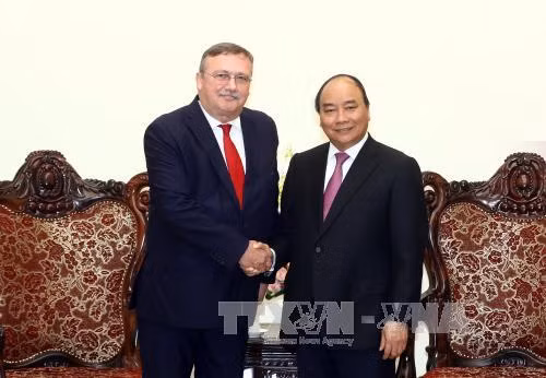 政府总理阮春福会见匈牙利驻越南大使尔利·萨巴 ảnh 1 政府总理阮春福会见匈牙利驻越南大使尔利·萨巴 ảnh 1