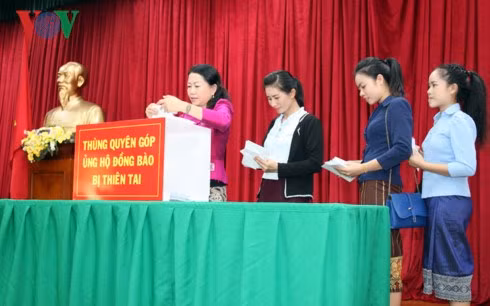 旅居老挝越南人社群为受灾群众捐款 ảnh 1