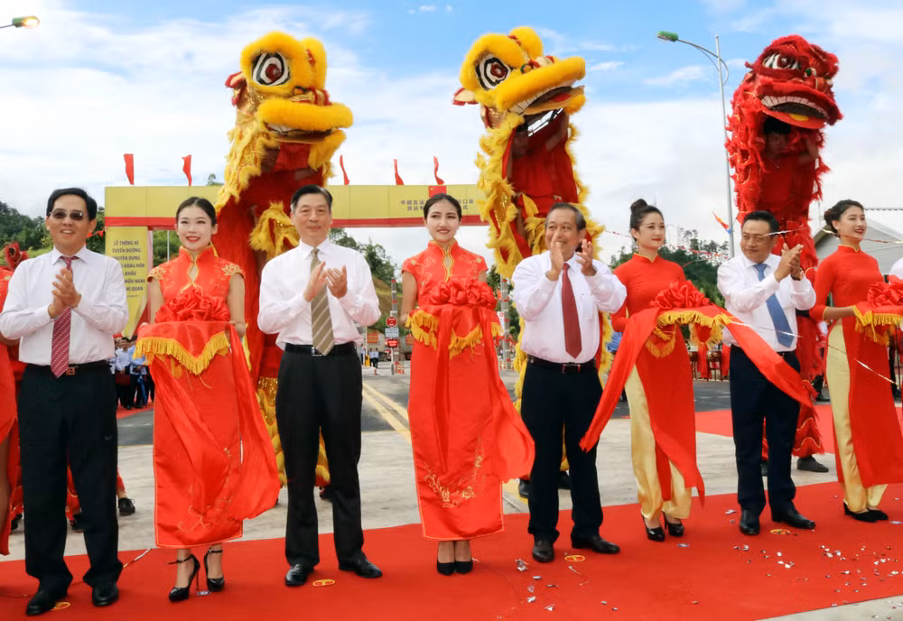 越中友谊国际口岸—友谊关国际货物运输专用通道正式开通 ảnh 1