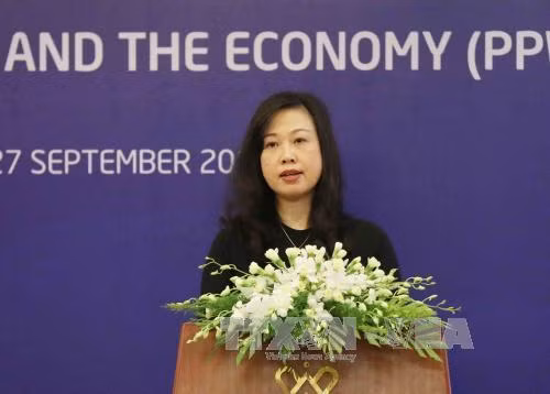 劳动荣军与社会部副部长陶红兰就越南举办APEC妇女与经济论坛回答记者提问 ảnh 1