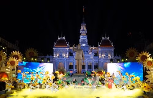 庆祝国庆 “国旗颜色永在心中”文艺晚会在胡志明市举行 ảnh 2
