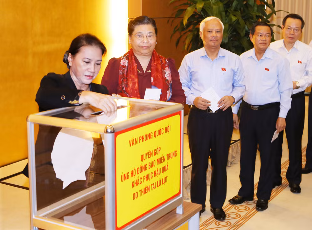 党和国会领导向第十号台风受灾民众捐款 ảnh 2 党和国会领导向第十号台风受灾民众捐款 ảnh 2