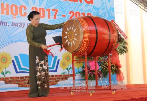越南国会主席阮氏金银出席前江省黎玉欣初中学校开学典礼 ảnh 1 越南国会主席阮氏金银出席前江省黎玉欣初中学校开学典礼 ảnh 1