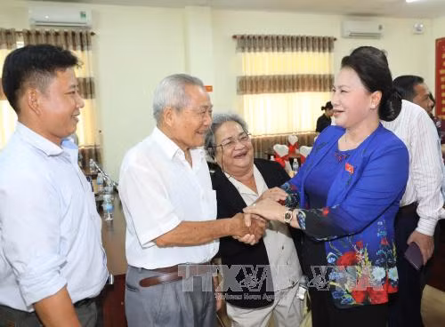 国会主席阮氏金银与芹苴市选民接触 ảnh 1 国会主席阮氏金银与芹苴市选民接触 ảnh 1
